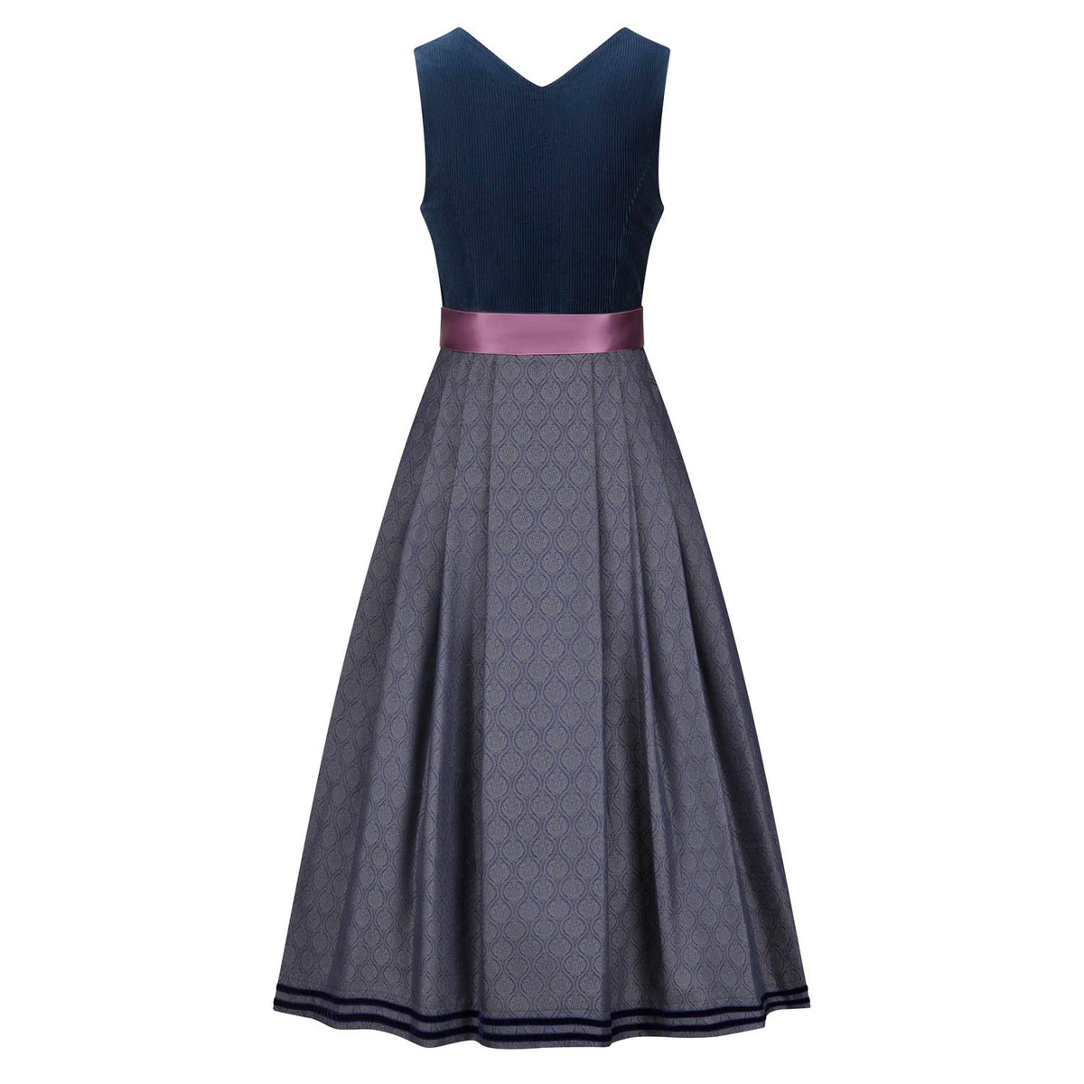 Langes Dirndl mit dunkelblauem Cordmieder, gemusterter Rock in Blau und beerenfarbener Seidenschärpe – Rückenansicht