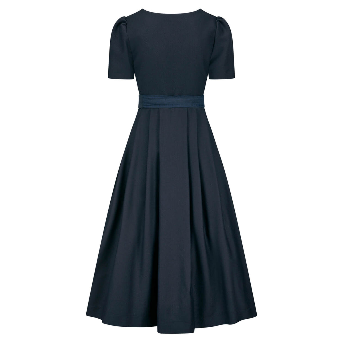 Rückenansicht des dunkelblauen Dirndls mit leicht fallendem Rock und schlichtem Mieder mit Ärmeln