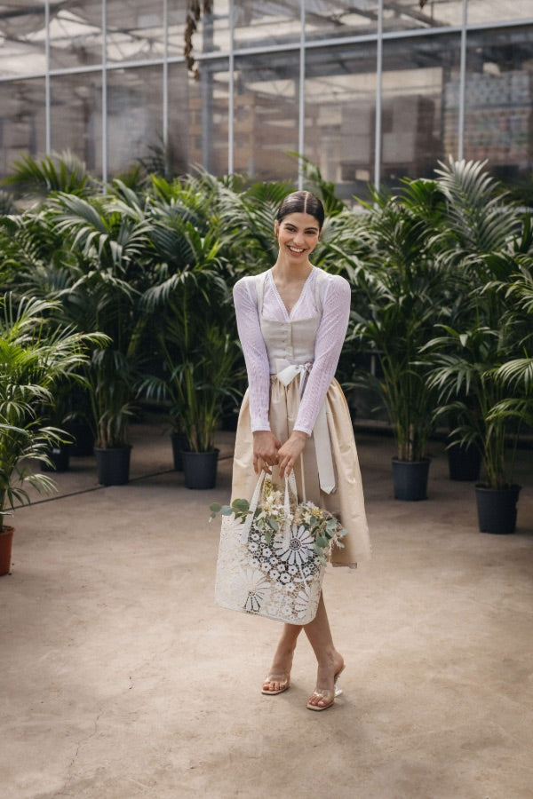 Hochzeitsdirndl in Creme-WeiĂ mit einer SeidenschĂŒrze und klassischer Knopfleiste