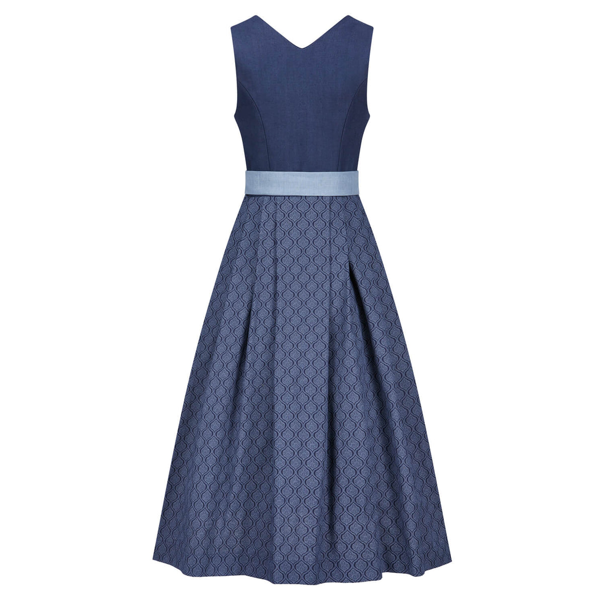 Rückansicht des Leinendirndls in Blau mit gemustertem Rock und schlichtem Leinenmieder