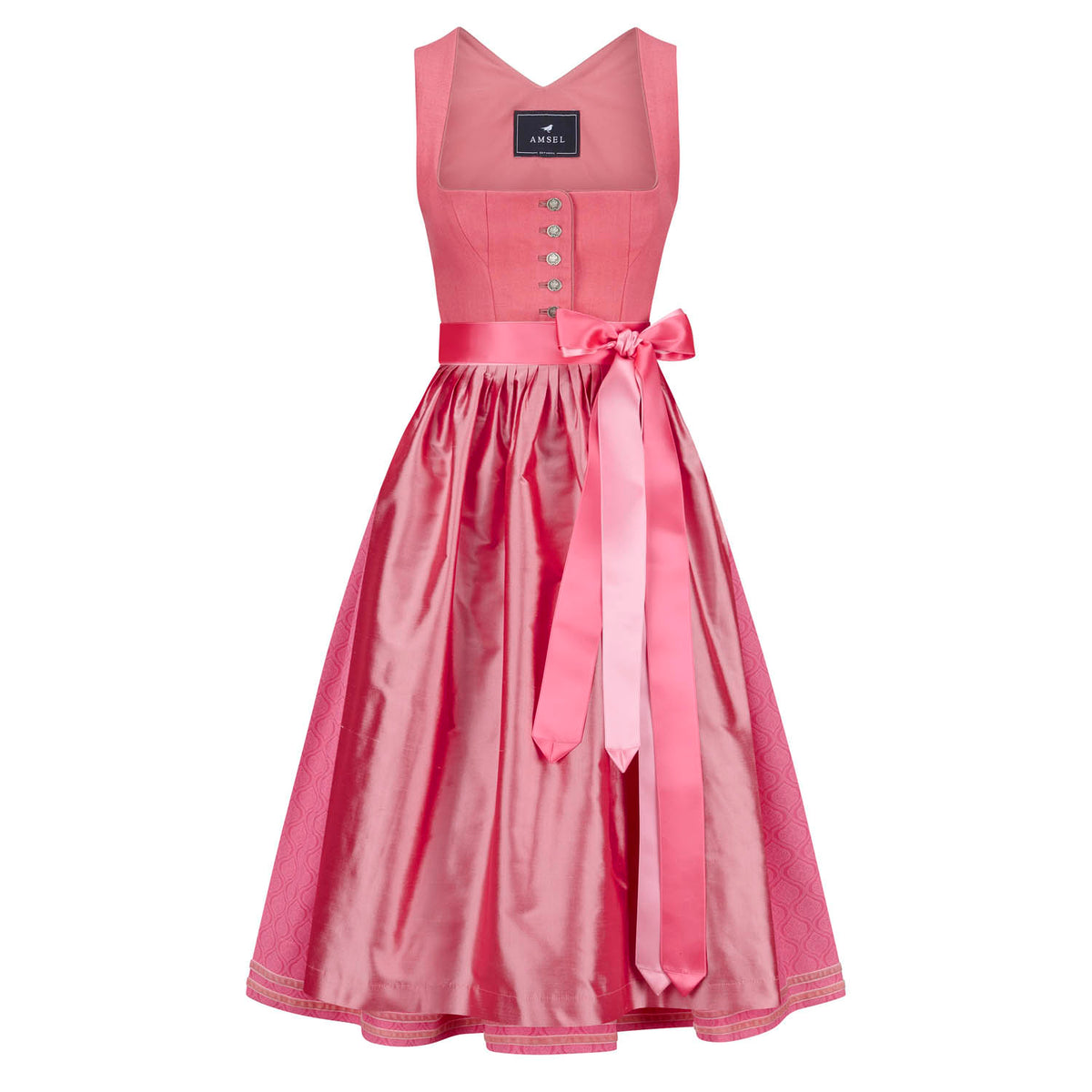 Dirndl in Koralle mit Leinenmieder, Musterrock und glänzender Seidenschürze – elegante Vorderansicht