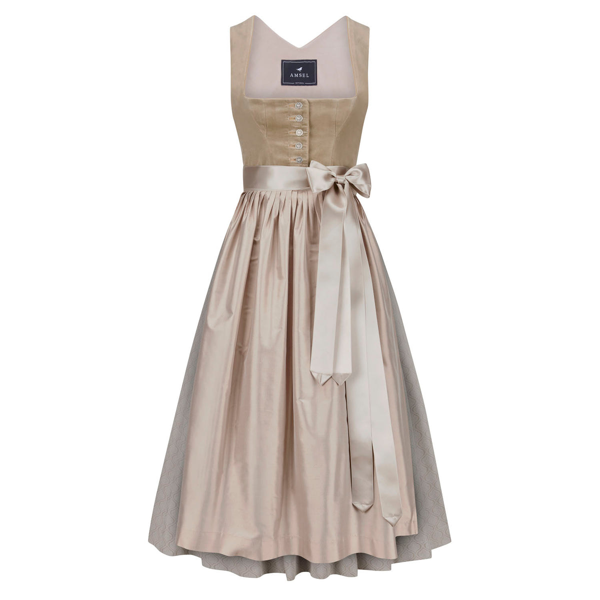 Elegantes Samtdirndl in Taupe von Amsel Fashion mit edler Knopfleiste, glänzender Schürze und breitem Satinschleifenband – traditionell und modern zugleich.