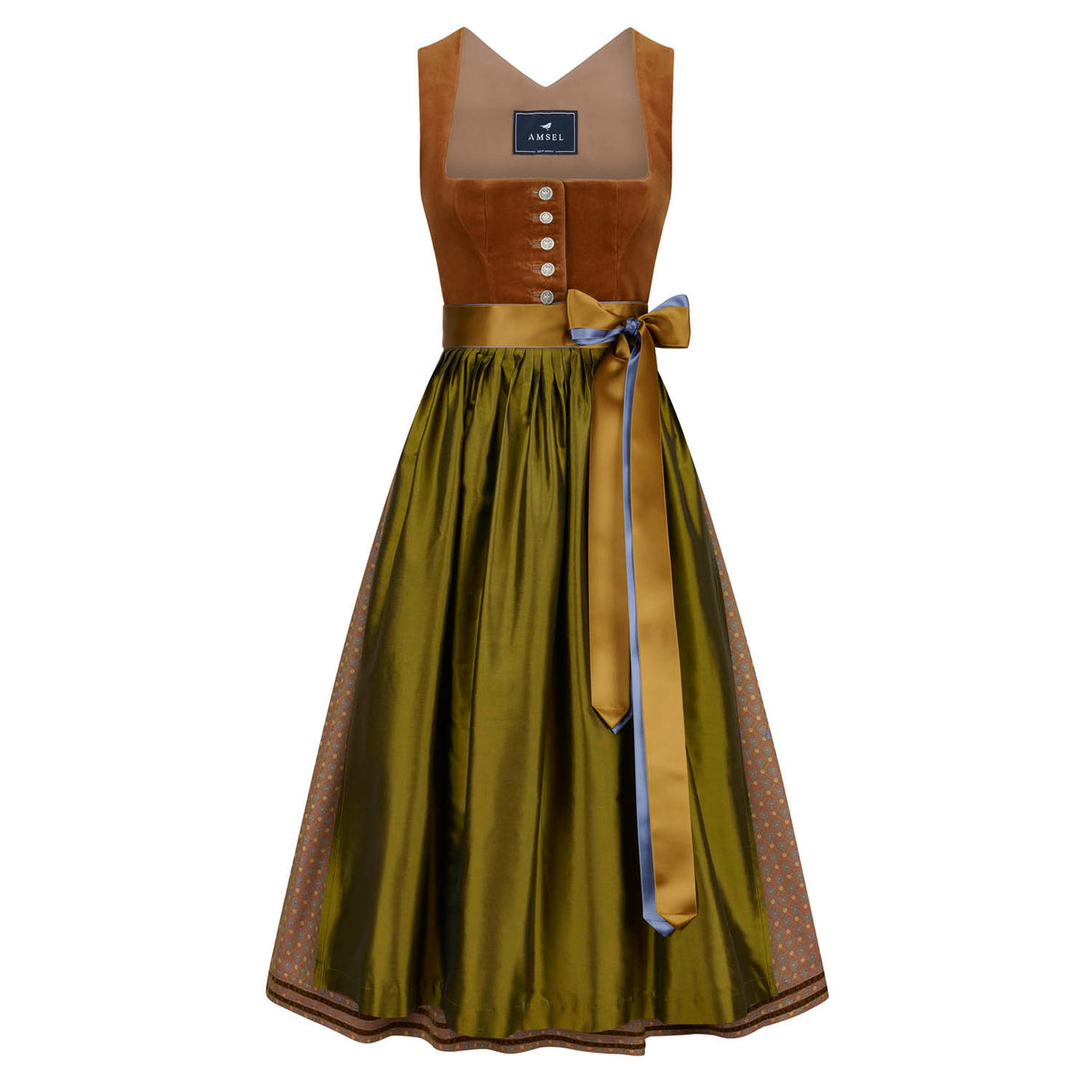 Cognacfarbenes Samtdirndl mit olivgrüner Seidenschürze und zweifarbigen Bändern – elegante Vorderansicht