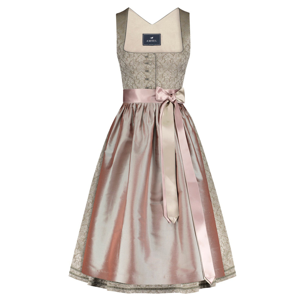 Midi-Dirndl in Taubengrau mit edlem Brokatmuster, schimmernder Seidenschürze und zweifarbigem Satinband von Amsel – elegantes Hochzeitsdirndl mit klassischer Knopfleiste.