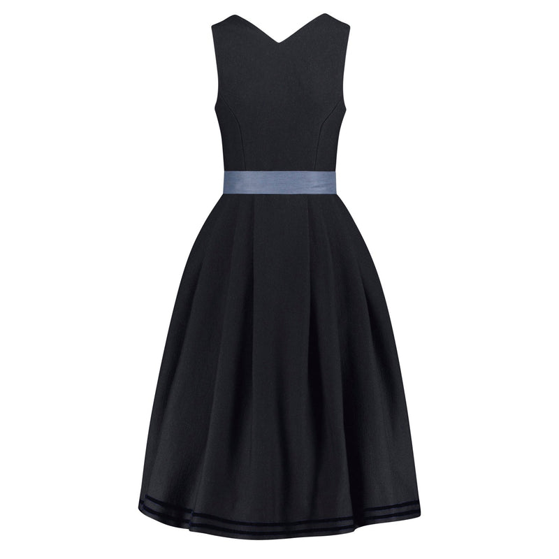 Rückansicht des Dirndl Leonora mit stretchigem Jersey und schön fallendem Rock