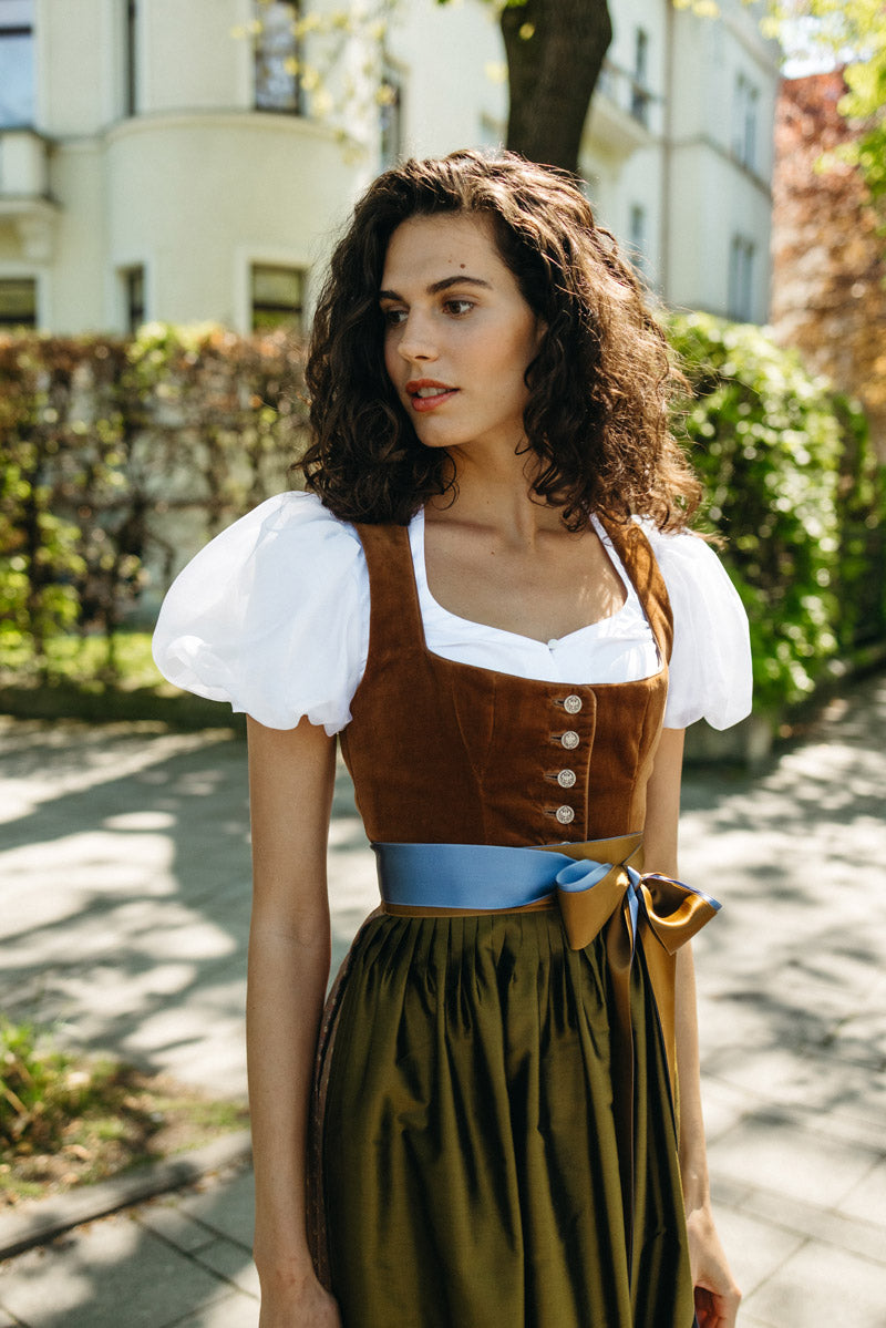 Klassisches Dirndl mit Samtmieder, Puffarm-Dirndlbluse und langem Rock in Oliv – Dirndl von Amsel