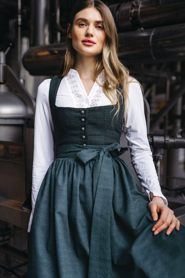 Langes Dirndl von Amsel Fashion in Grün mit einer grünen Schürze und Bluse