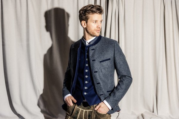 Bräutigam Trachtenlook mit Trachtenweste, grauem Janker und Lederhose