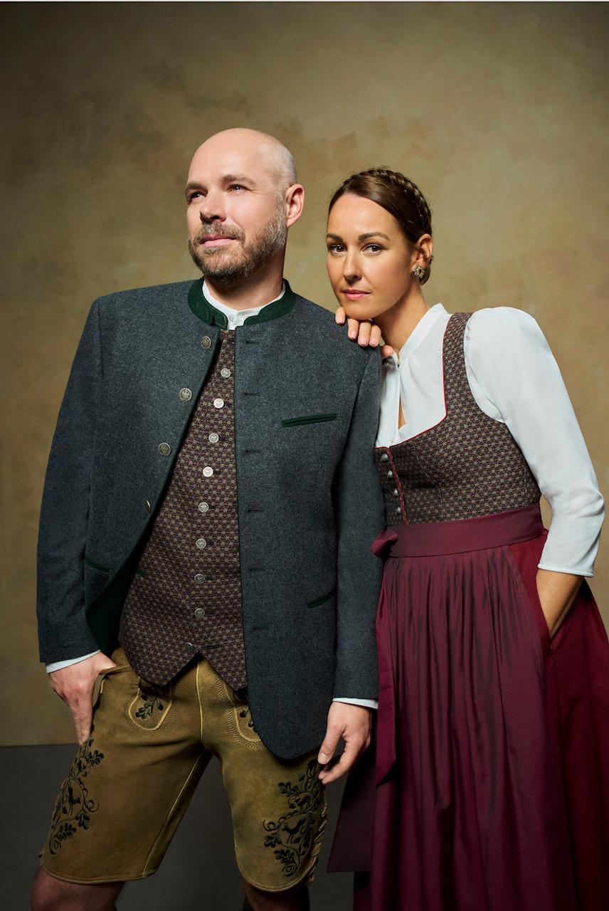 Alexandra und Philippos in Tracht