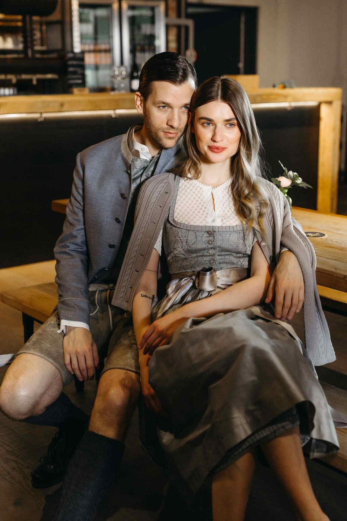 Tracht mit Hochzeitsdirndl und Herrenjanker und Lederhose für eine Trachtenhochzeit.
