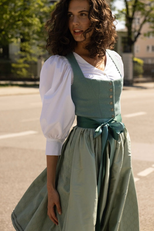 Model mit dem Leinendirndl Nele Eucalyptus und Bluse.