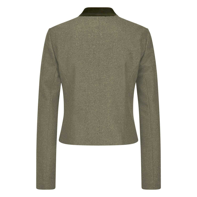 Rückansicht Damen-Trachtenblazer aus feinem Leichtloden in Schilfgrün mit olivgrün Samt-Stehkragen, taillierter Passform,  und langen Ärmeln – klassisch-elegant für Tracht und Alltag.