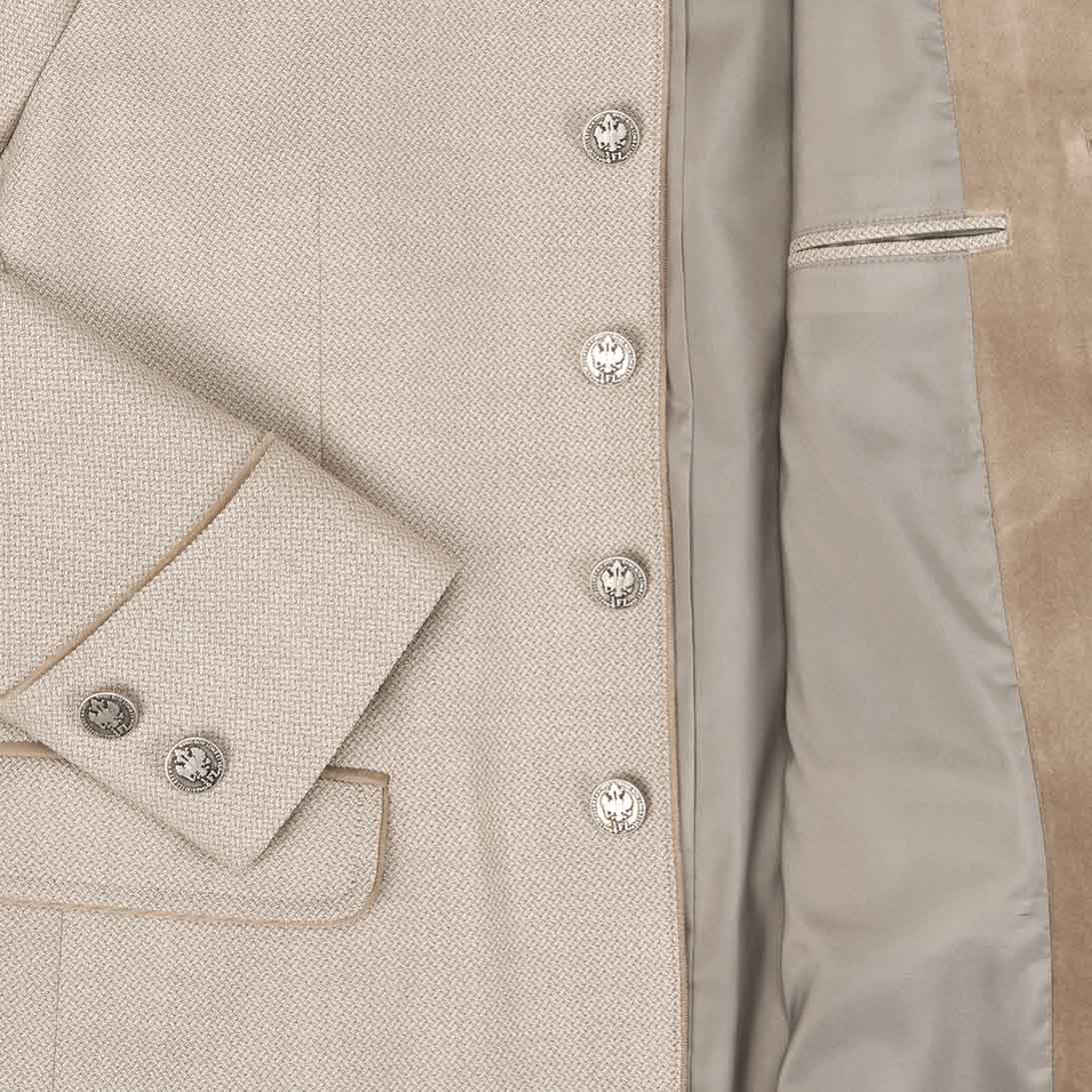 Detailaufnahme Janker Bogenhausen Creme mit Münzknöpfen und feiner Stoffstruktur