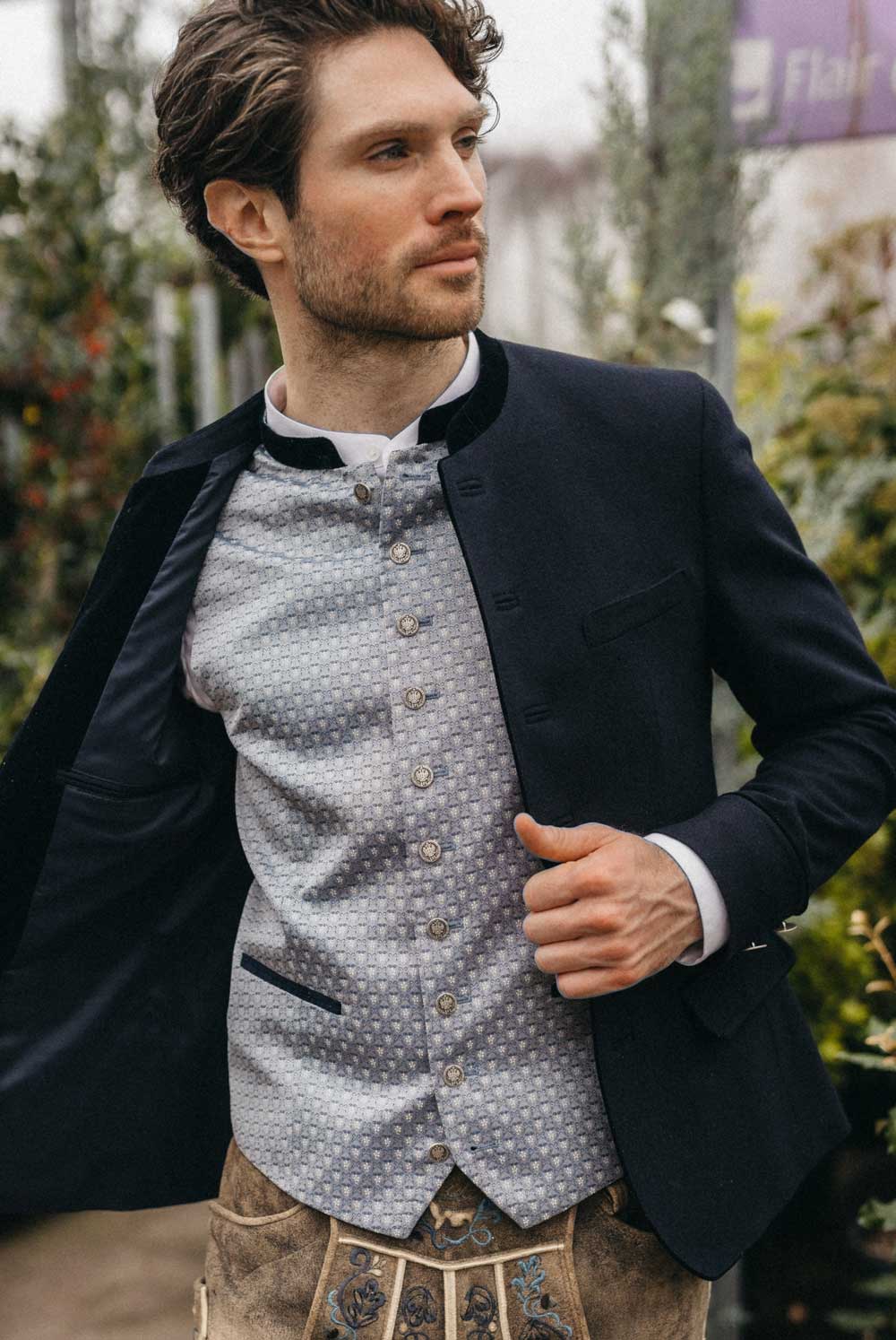 Elegante Herren-Trachtenweste in Blau mit dunklem Janker, moderner Trachtenlook von Amsel Fashion.