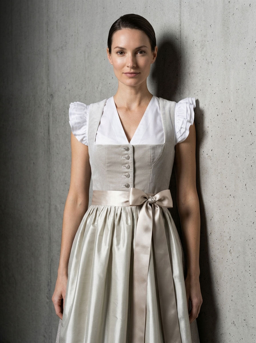 Dirndl mit Dirndlbluse Flügelarm in Beige für Hochzeit und Oktoberfest am Model getragen