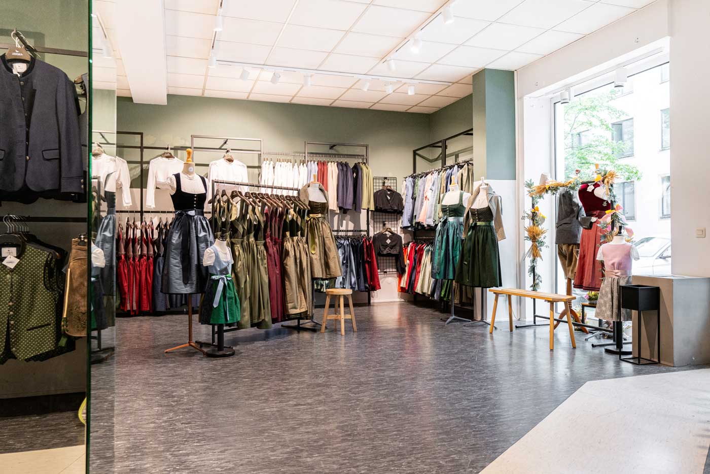 Amsel Store München Innenansicht mit Dirndl, Dirndlblusen und Trachtenmode Kollektion für Damen und Herren