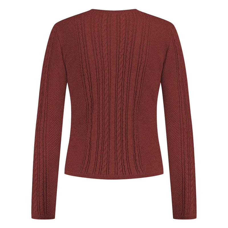 Rückenansicht der Strickjacke Loren in Bordeaux mit tailliertem Schnitt