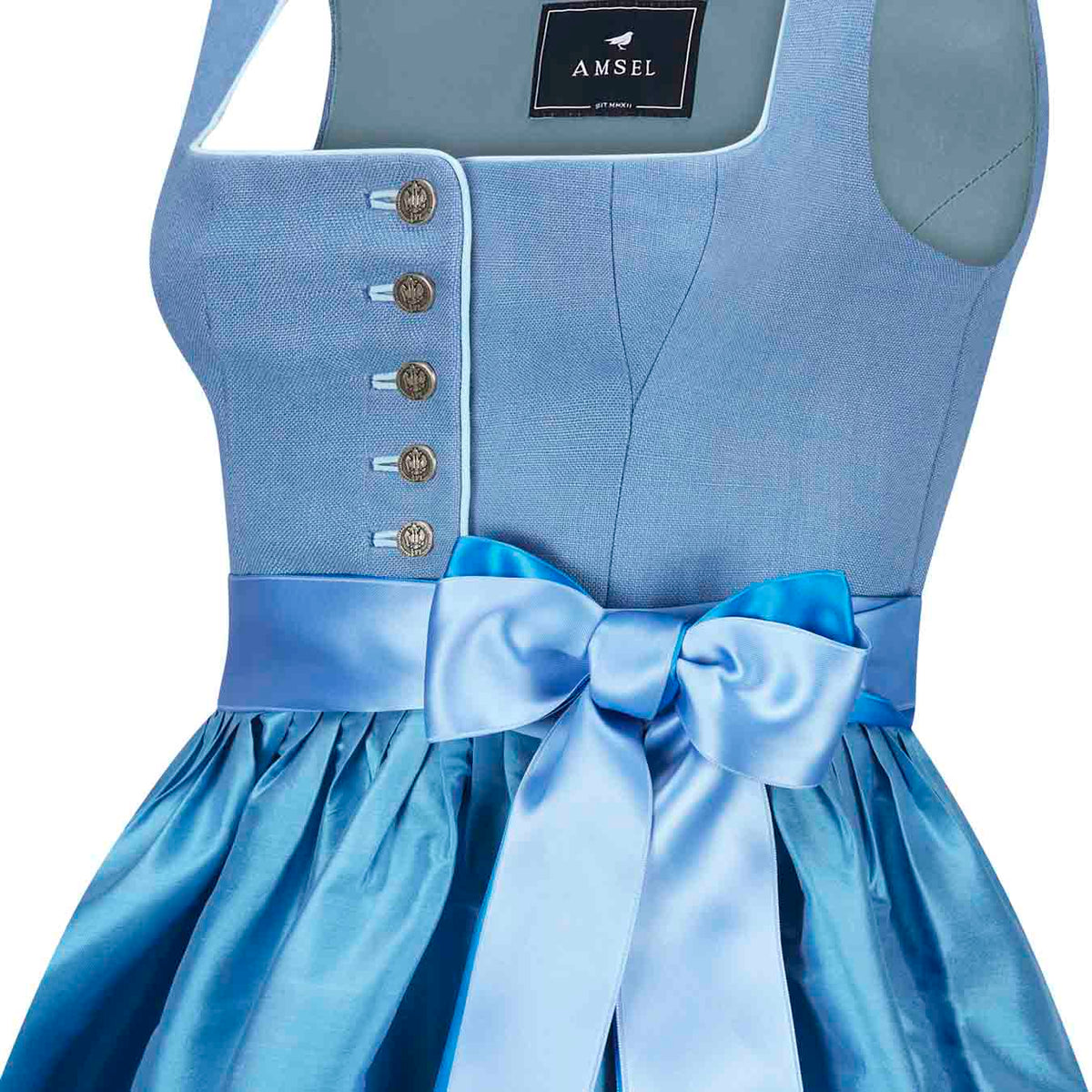 Detailansicht Leinendirndl Nele Himmelblau mit Knopfleiste und Schürze
