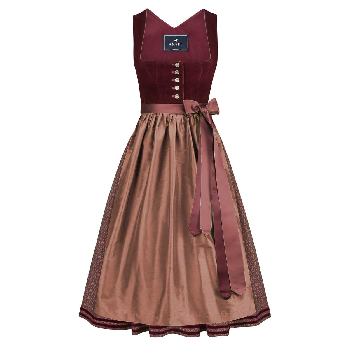 Dirndl in Bordeaux mit Samtmieder, eckigem Ausschnitt und silbernen Knöpfen. Der schimmernde Rock in Rosé-Bronze wird durch eine zweifarbige Schürze in Bordeaux und Rosé mit langen Satinbändern ergänzt. Der Saum ist mit einer dezenten Bordüre verziert.
