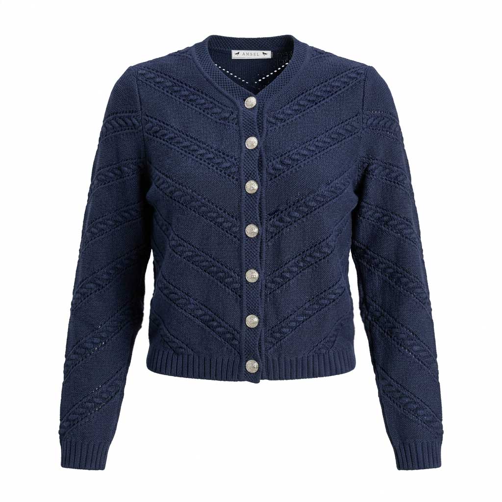 Dunkelblaue Strickjacke mit runder Halsform, Münzknöpfen und diagonalem Zopfmuster im Strukturstrick.