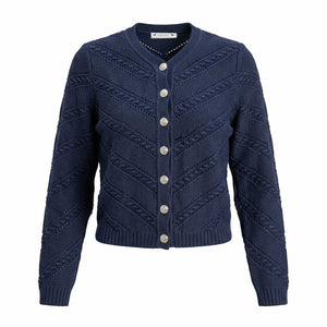 Dunkelblaue Strickjacke mit runder Halsform, Münzknöpfen und diagonalem Zopfmuster im Strukturstrick.