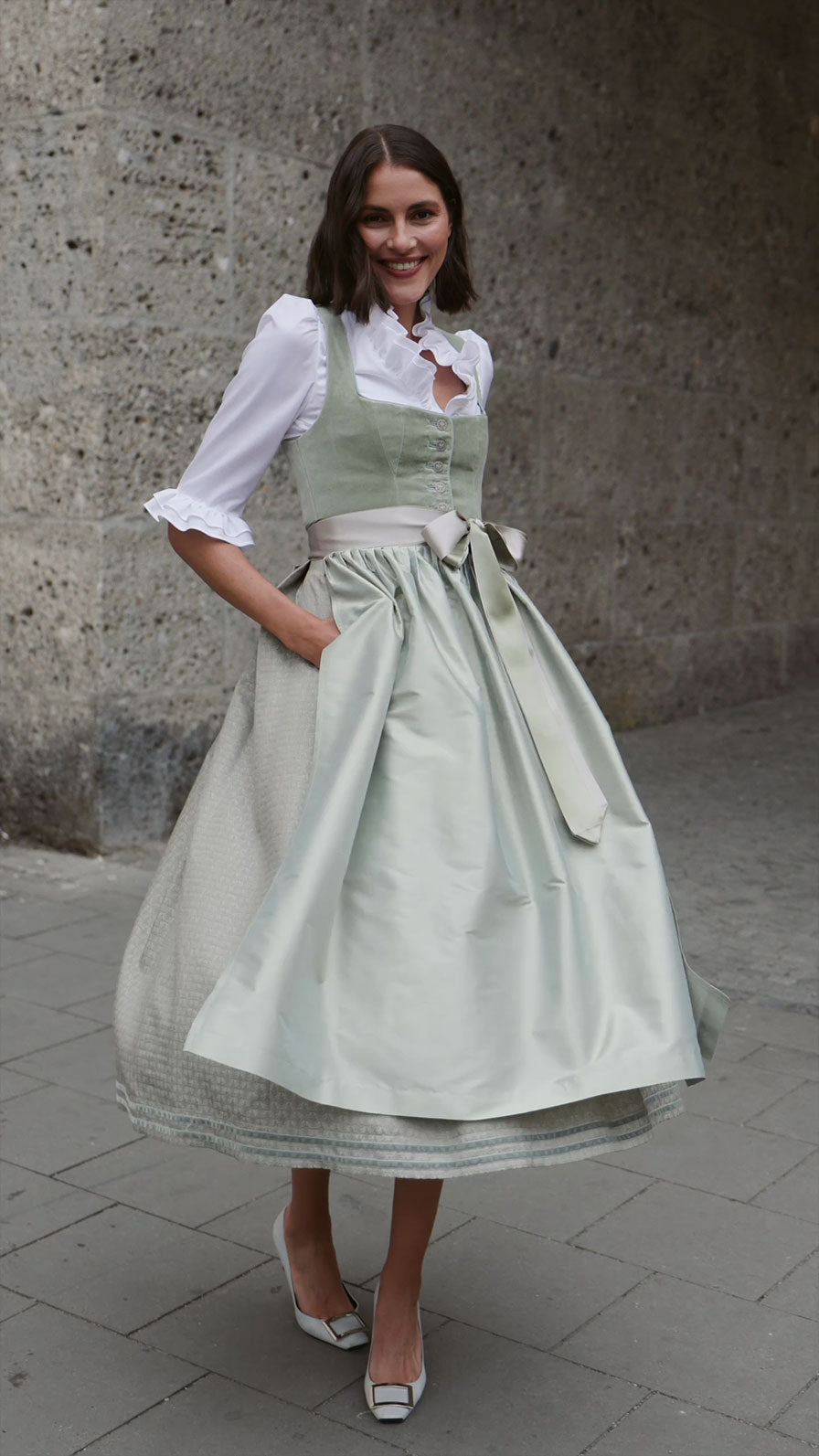 Modernes Dirndl in zartem Salbeigrün mit Samtmieder, eleganter Seidenschürze und weißer Dirndlbluse mit Volantkragen 