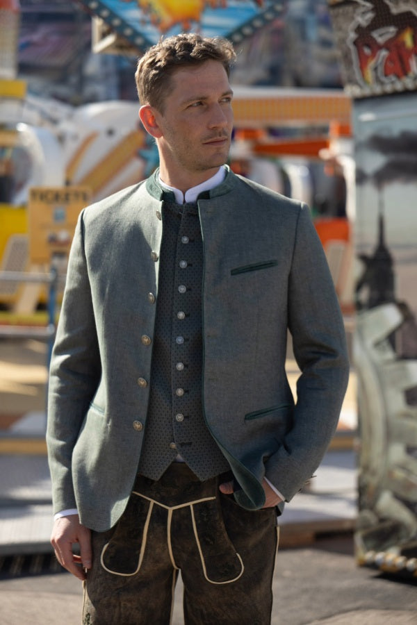 Herren Trachtenjanker mit Trachtenweste in Grün und Lederhose.