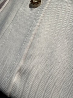 Nahaufnahme eines weissen Hemdes in Fischgrat optik
